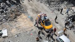 Palestinos inspeccionan edificios destruidos despu�s del ataque israel� al campo de refugiados de Al-Maghazi.