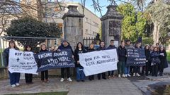 Participantes en la concentraci�n de este martes a las puertas del IES de Ribadeo Dionisio Gamallo