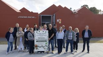 Presentaci&oacute;n del cartel por parte de los vecinos y el Concello.