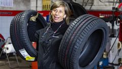 Pilar Vilario es la responsable de Neumticos Rogelio, en Carballo. Desde la pandemia solo tiene un empleado, por lo que el cambio de ruedas es un trabajo habitual para ella