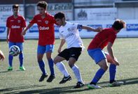 El carball�s Iago y el dumbri�s R�ber disputan un bal�n en el encuentro de As Eiroas. 