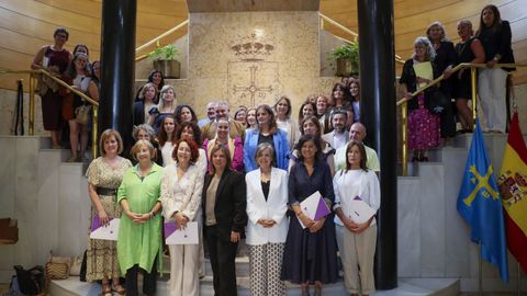 a vicepresidenta del Principado de Asturias, Gimena Llamedo (c), y representantes de los Ayuntamientos asturianos durante el acto institucional de adhesión a los convenios de colaboración entre el Gobierno de Asturias y los ayuntamientos para la gestión de los Centros Asesores de la Mujer. 