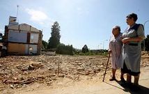 Dolores y Francisca pasean junto a las obras de la N-VI. Sus casas han pasado al primer plano de la concurrida v�a.