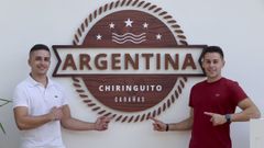 Miguel (izquierda) y Carlos, con el cartel del Argentina,nombre que debe a su abuela, la fundadora, junto a su marido, en los aos 70