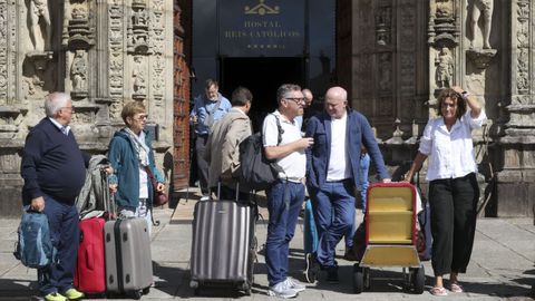 Grupo de turistas en las puertas del Hostal dos Reis Cat&oacute;licos, en Santiago.