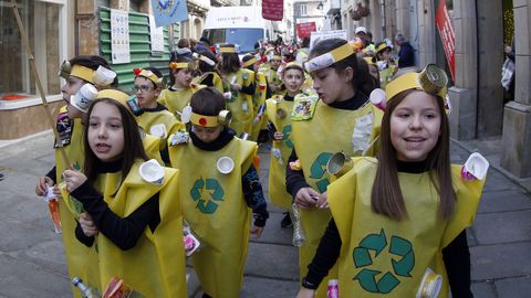 Los nios del Jaime Balmes disfrazados de contedores de reciclaje. VOZ NATURA