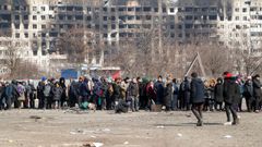 Cola para conseguir ayuda humanitaria en Mari�pol