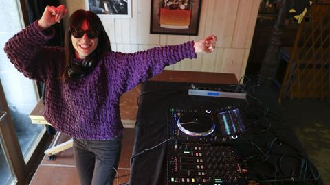 Natalia Fervi� antes de una sesi�n de m�sica en el bar Riquela, en Santiago.