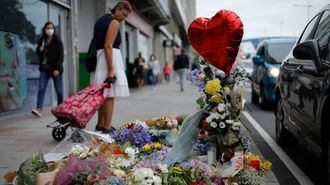 Altar por la muerte de Samuel Luiz en la avenida de Buenos Aires