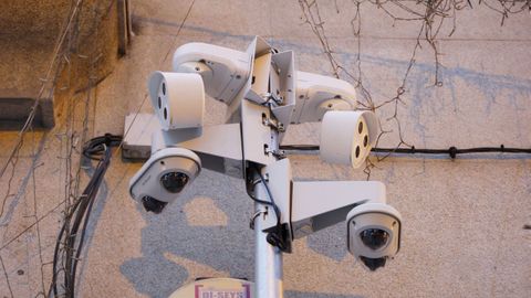 Las c�maras instaladas por el Concello de Ourense (en la imagen, en la calle Concordia) leen las matr�culas y comprueban si los veh�culos tienen autorizaci�n o no.