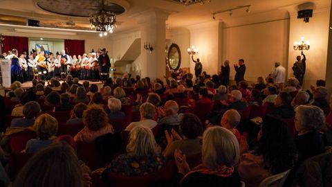 Detalle da homenaxe a Villar Ponte coa actuaci�n de C�ntigas da Terra.