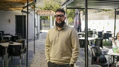 Axel Aparicio en la terreaza de su bar, O Enredo, en Ver�n