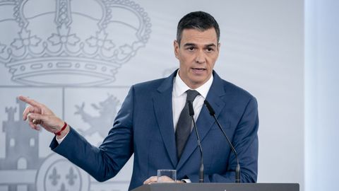 El presidente del Gobierno, Pedro Snchez, interviene durante una rueda de prensa, posterior al Consejo de Ministros, en el Palacio de La Moncloa, este martes