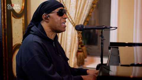 Stevie Wonder actuando en el concierto 'One World: Together at Home'
