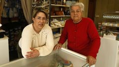 Marta Baltar, actual gestora de Calzados Tom&aacute;s, posa con su madre, Ana Mar&iacute;a L&oacute;pez, fundadora de la tienda junto a su marido