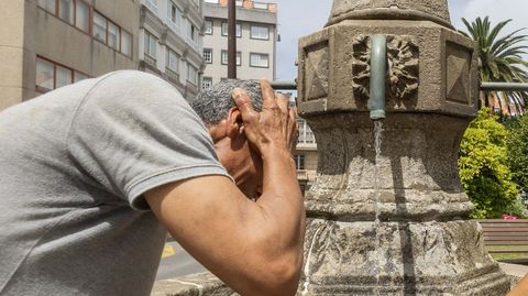 Una persona se refresca en una jornada reciente en Carballo, en plena ola de calor