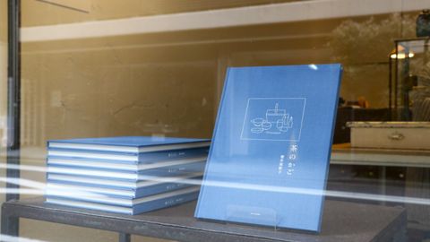 Escaparate de la librer&iacute;a Morioka Shoten, situada en el barrio tokiota de Ginza, un peque&ntilde;o negocio que se dedica a vender un &uacute;nico libro a la semana, alej&aacute;ndose de la saturaci&oacute;n editorial actual, y poniendo en valor lo especial de una buena lectura, una apuesta que contrasta con un mercado literario marcado por la sobreproducci&oacute;n y el dominio de las ventas por internet