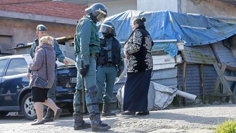 Operativo antidroga de la Guardia Civil en el poblado de O Vao