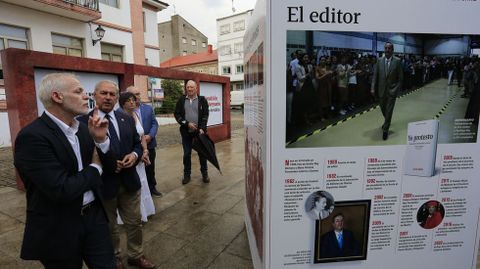 El director general de La Voz de Galicia, Lois Blanco, y el alcalde de Monforte, José Tomé, en el recorrido por la exposición