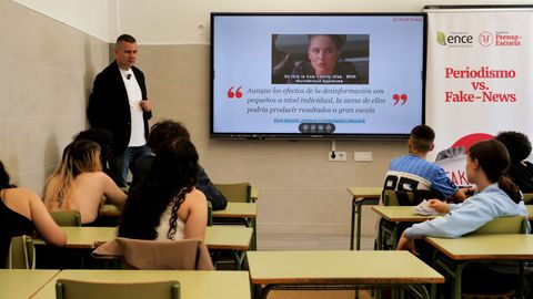 C�sar Rodr�guez impartiendo una charla sobre noticias falsas en el IES Fernando Wirtz, en A Coru�a