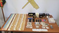 Material incautado por la Guardia Civil en un registro domiciliario realizado en Burela