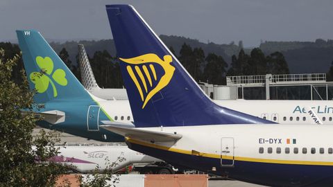 Aeronaves de Aer Lingus, Vueling y Ryanair estacionadas en el aeropuerto de Santiago-Rosal�a de Castro