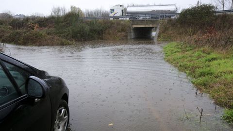 El paso inferior que da acceso a la aldea de Camporrairo est� inundado