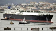 Un gasero entrando en las instalaciones de Reganosa