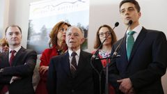 Jes�s Garriga, entre sus hijos Carlos y Jes�s, en la inauguraci�n del balneario de As Caldas de Partovia