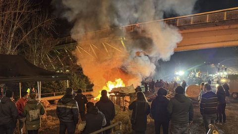 Est�n situados en la N-120, a la altura de la pasarela peatonal