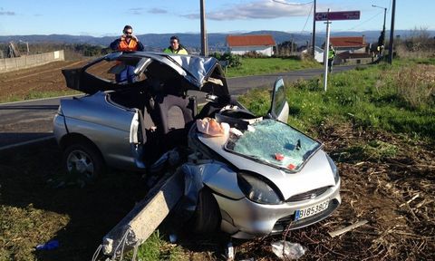 Imagen del estado en el que qued� el coche accidentando el domingo en Ares. 