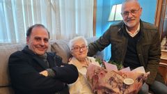 Consolaci�n�acompa�ada por el alcalde y un concejal de Cambre