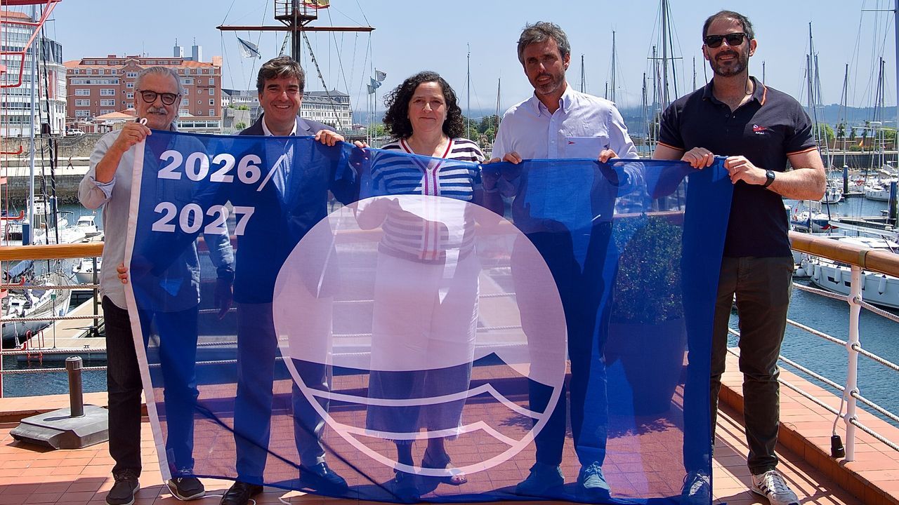 La bandera azul ya ondea en el Real Club Náutico de A Coruña