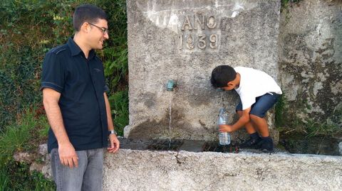 En chamorro.Desde 1939. Situada en Serantellos, en la parroquia de Serantes, la agua que emana procede del alto del monte en el que se encuentra la hermita de Chamorro. A pie de carretera, es f�cil de verla