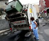 La cl�sica imagen de la carga trasera de los contenedores desaparecer� de Vilagarc�a.