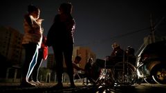 Enfermos renales aguardan en el exterior del centro de di�lisis de Maracaibo a que se recupere el suministro el�ctrico 