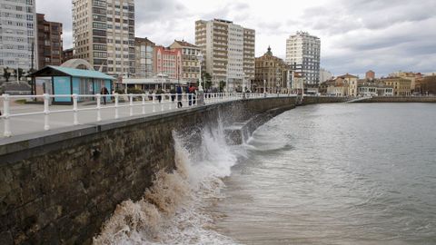 Oleaje en el Muro de San Lorenzo, en Gij�n