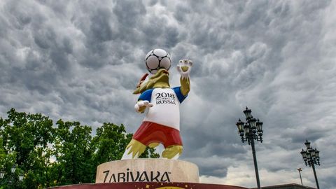 Una estatua de Zabivaka, la mascota del mundial de Rusia, en Mosc