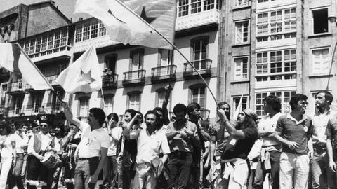 Manifestantes celebrando el 25 de julio en Santiago, portando banderas nacionalistas, en una imagen de los a�os ochenta.