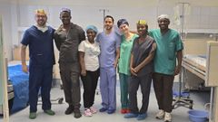El doctor Caram�s (primero por la izquierda), acompa�ado por profesionales de la oeneg� y personal del hospital San Joseph de Monrovia en el que realizaron 36 cirug�as.
