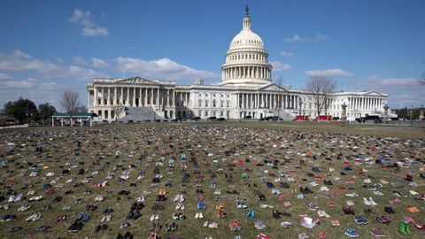 Alrededor de siete mil zapatos representan a los j�venes fallecidos desde el tiroteo del 14 de diciembre del 2012 en la escuela Sandy Gook de Connecticut