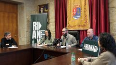 Alberto Angueira, Ana Vidal, Juli�n Bustelo, Julio Alcalde y Olalla Figueira, integrantes del gobierno de Rianxo, hicieron balance de los mil d�as de mandato.