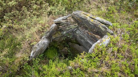 Piedras de un t�mulo megal�tico en la necr�polis del monte de Santa Mari�a