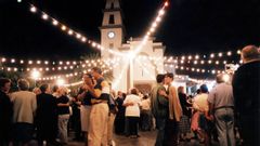 Una multitud disfrutando de la verbena en Vilaboa en el 1997
