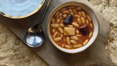 Plato de fabada asturiana que se sirve en Narbasu, el restaurante de los hermanos Manzano