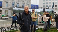 Manuel Lopes, secretario da Comunidade de montes de Teis, este mércores na concentración celebrada perante o Parlamento Europeo.