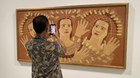 Un visitante fotografía la obra «Canto de las espigas» (1939), de Maruja Mallo
