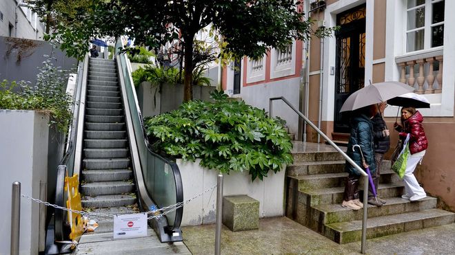 Cuatro de los cinco tramos de las escaleras est&aacute;n parados, lo que obliga a subir la cuesta a pie