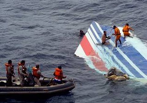 Soldados de la Marina de Brasil rescatando partes del avion de Air France, el pasado 8 de junio.