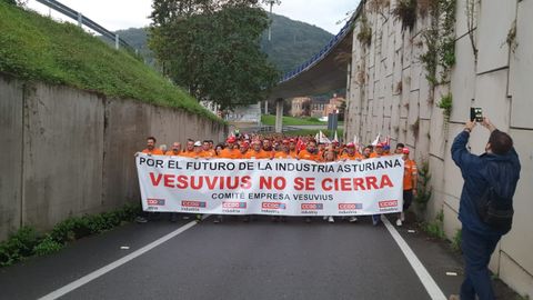 Marcha de los trabajadores de Vesuvius entre la f�brica y la Junta General del Principado de Asturias en Oviedo